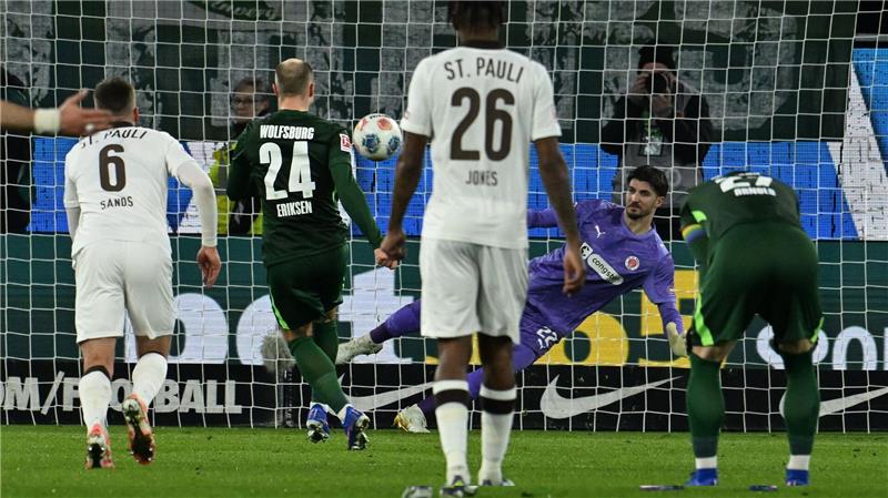 Tor-Debüt: Christian Eriksen schießt per Handelfmeter seinen ersten Bundesliga-Treffer für den VfL Wolfsburg.