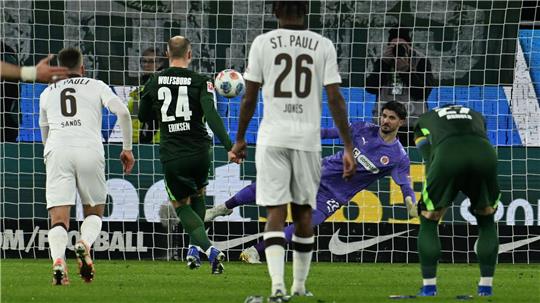 Tor-Debüt: Christian Eriksen schießt per Handelfmeter seinen ersten Bundesliga-Treffer für den VfL Wolfsburg.