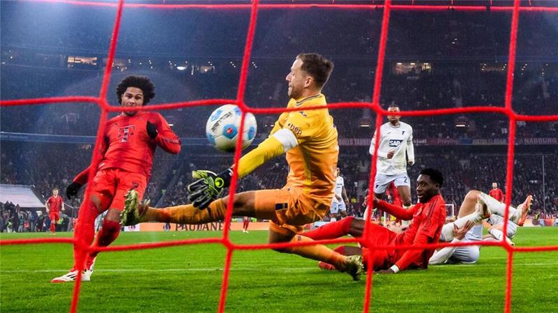 Bayern-Streitfall Sané: Der Mann mit den zwei Gesichtern Tor, Tor, Tor, Tor, Tor: Auch Serge Gnabry (l) trifft nach seiner Einwechslung gegen Hoffenheims Torwart Oliver Baumann.