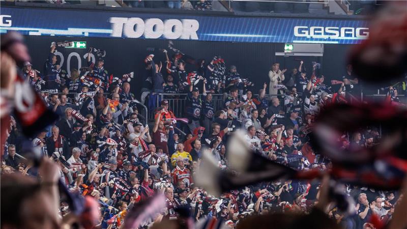 Köln nicht konkurrenzfähig: Berlin wieder Eishockey-Meister Tor um Tor in der Uber-Arena: Die Eisbären sind zum elften Mal deutscher Meister