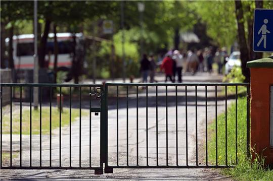 Tor zum Ferienlager in Heidesee. Nach der rassistischen Beleidigungen von Berliner Schülerinnen und Schüler während eines Aufenthalts in einer Ferienanlage in Südbrandenburg hat sich die Einrichtung bestürzt über den Vorfall gezeigt.
