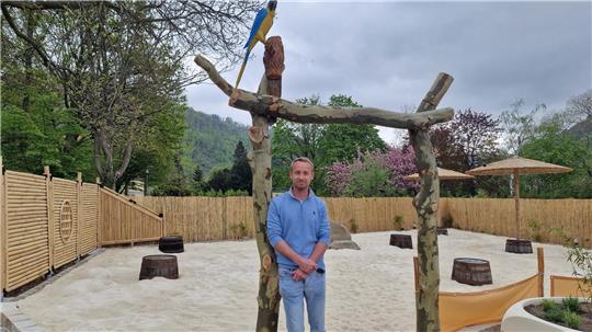 Torben Scheller am Eingang der neugestalteten Beach Bar im Okeraner Stadtpark-Kiosk.