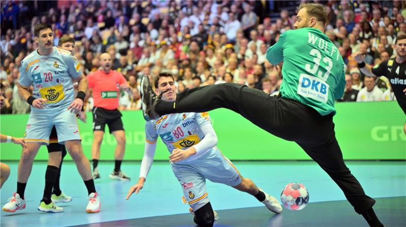 Torhüter Andreas Wolff vereitelt in der Anfangsphase einige Würfe.