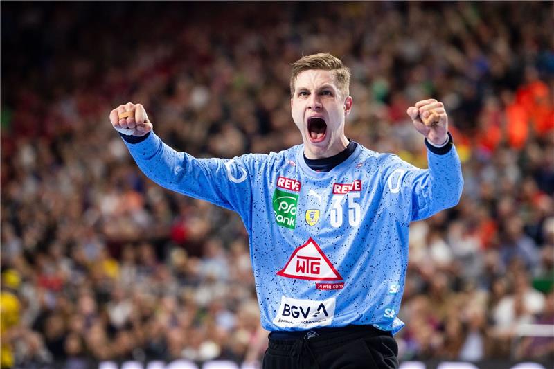 Handball-Nationaltorwart Birlehm wechselt nach Hannover Torhüter Joel Birlehm jubelt.