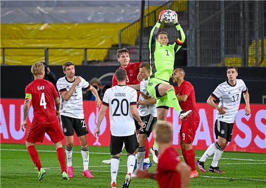 Torhüter Manuel Neuer (Mitte) und die deutsche Fußball-Nationalmannschaft stehen vor einer schweren Vorrundengruppe bei der EM. Zum Auftakt wartet am Dienstag Weltmeister Frankreich.  Foto: Federico Gambarini
