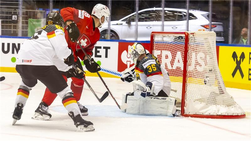 Ein Katastrophen-Drittel: Deutsches Debakel bei Eishockey-WM Torhüter Mathias Niederberger wurde von seinen Vorderleuten mehrfach alleine gelassen.