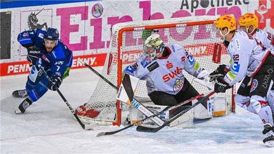Torhüter Maximilian Franzreb (M) und Co. gelingt in der Königsklasse der Einzug in die nächste Runde.