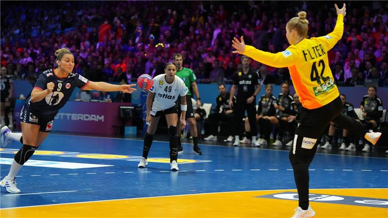 „Zeit, traurig zu sein“: Handballerinnen verpassen WM-Wunder Torhüterin Katharina Filter kann zunächst nur wenig Würfe parieren.
