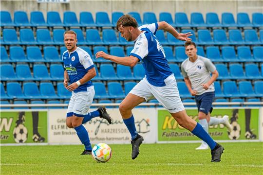 Torjäger Felix Rühle (am Ball) wird den Angriff des Goslarer SC 08 wieder verstärken. Bis zur Winterpause hat er verletzungsbedingt lediglich sieben Einsätze. Links im Bild Jonas-Maximilan Gaida, der 15-mal auf dem Platz steht. Foto: GZ-Archiv