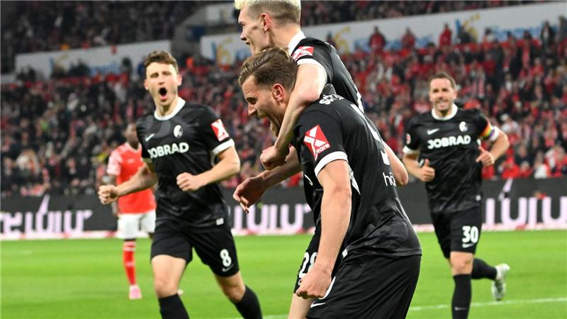 Torjubel der Freiburger: Ginter legt vor, Höler verwandelt.