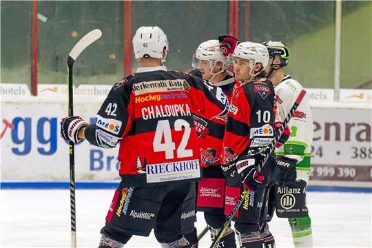 Torjubel der verhaltenen Art: Davide Vinci (re.) bedankt sich bei Filip Mrava für die Vorlage zum 1:0.  Foto: Drechsler
