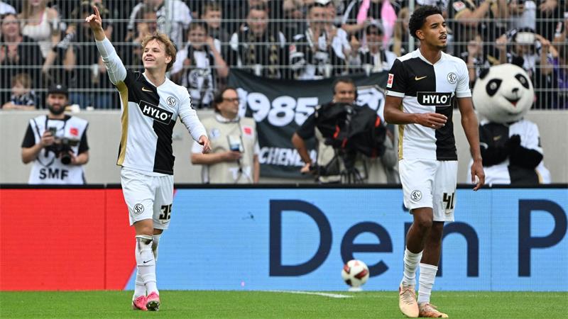 Elversberg feiert Traumstart beim 3:2 gegen Leverkusen Torschütze Cole Campell (l.) jubelt an der Kaiserlinde.