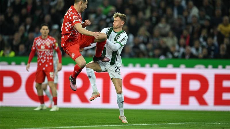 Mainz gewinnt auch in Gladbach und erobert Platz drei Torschütze Dominik Kohr im Zweikampf mit Robin Hack.
