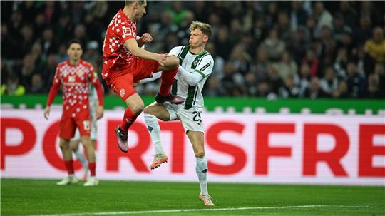 Torschütze Dominik Kohr im Zweikampf mit Robin Hack.
