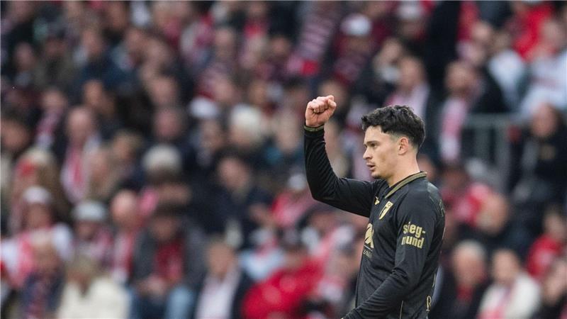 Torschütze Fabian Rieder jubelt über seinen getroffenen Elfmeter. 