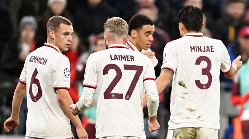 Musiala glänzt als Kopfball-Ungeheuer - „Push“ durch Sané Torschütze Jamal Musiala (2.v.r.) wird von seinen Teamkollegen beglückwünscht.