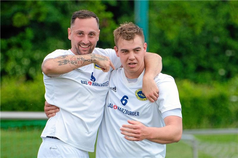 Bad Harzburg verabschiedet sich siegreich aus der Landesliga Torschütze Marcel Schaare (li.) zeigt es an: Kai Zechel hat mit einer starken Einzelaktion den Treffer zum 1:0 für die TSG Bad Harzburg vorbereitet. Foto: Drechsler