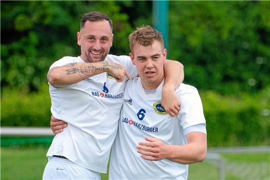 Torschütze Marcel Schaare (li.) zeigt es an: Kai Zechel hat mit einer starken Einzelaktion den Treffer zum 1:0 für die TSG Bad Harzburg vorbereitet. Foto: Drechsler