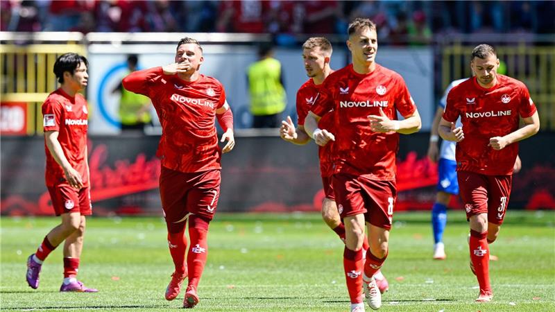 Kaiserslautern wahrt Chance auf Relegationsplatz Torschütze Marlon Ritter (2.v.l.) darf mit dem 1. FC Kaiserslautern weiter auf den Relegationsplatz hoffen.