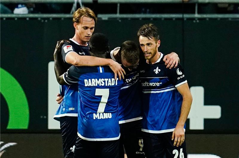 Darmstadt rettet einen Punkt gegen Kiel - FCK-Sieg bei Hansa Torschütze Matthias Bader (r) rettete Tabellenführer Darmstadt 98 einen Punkt gegen Holstein Kiel.