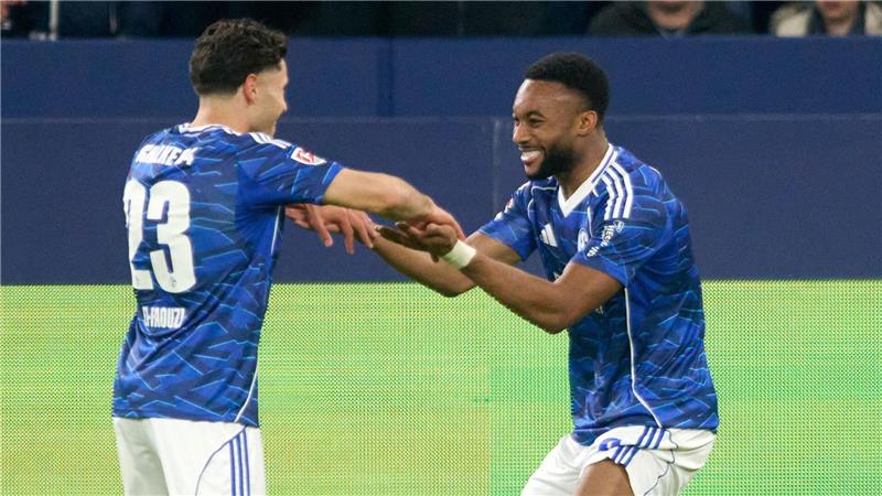 Sylla schießt Schalke an die Tabellenspitze Torschütze Moussa Sylla jubelte mit dem Vorlagengeber Soufiane El-Faouzi.
