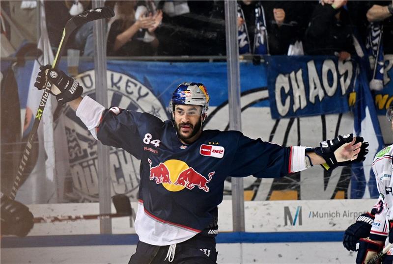 EHC gleicht DEL-Playoff-Viertelfinale gegen Bremerhaven aus Torschütze Münchens Trevor Parkes jubelt über das 1:0.