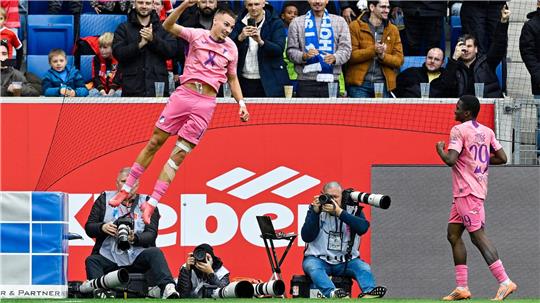 Heimsieg in Pink und mit Schleife: Hoffenheim beendet Misere Torschütze Tim Lemperle (l.) jubelt nach seinem Tor gegen Heidenheim.