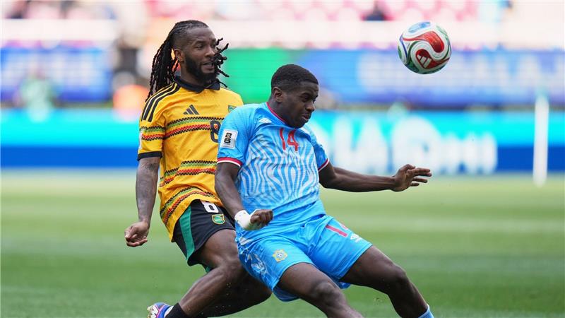 Torschütze Tuanzebe (rechts) im Zweikampf mit dem Jamaikaner Palmer.