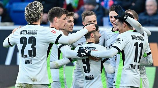 Torschütze zum 1:0 für Wolfsburg: Mohamed Amoura (M.)