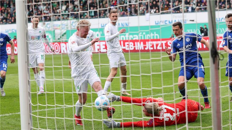 Sylla trifft spät: Schalke rettet Punkt in Fürth Torschütze zum 2:1, Jomaine Consbruch.