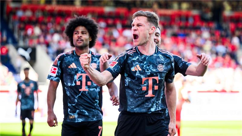 Gegen alle Zweifel: Bayerns Signal im Titelkampf Torschütze zum 4:0-Endstand: Der Münchner Mittelfeldchef Joshua Kimmich (r.).