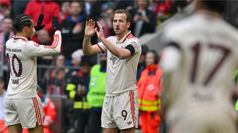 Bayern jubelt dank Doppelpacker Sané - Aber Abwehr-Sorgen Torschützen jubeln gemeinsam: Leroy Sané (l) und Harry Kane.