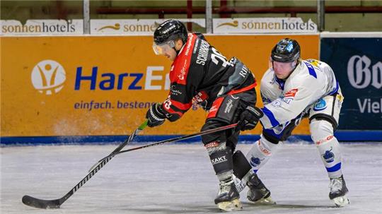 Harzer Falken beenden Fluch: 4:1 gegen Timmendorf Torschützen unter sich: Falken-Angreifer Bastian Schirmacher, der am Ende doppelt trifft, lässt sich hier nicht von Timmendorfs Aleksi Kettunen aufhalten, der den einzigen Treffer der Beach Devils erzielt. Foto: Drechsler