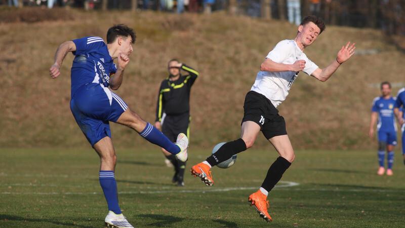 Torschützen unter sich: Gieldes Thimon-Dorian Eggers (l.) und der Vienenburger Nico Seidel erzielen den jeweils ersten Treffer für ihr Team. Am Ende heißt es 2:2 auf dem Eichberg.  Foto: Gietemann