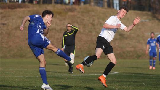 Torschützen unter sich: Gieldes Thimon-Dorian Eggers (l.) und der Vienenburger Nico Seidel erzielen den jeweils ersten Treffer für ihr Team. Am Ende heißt es 2:2 auf dem Eichberg.  Foto: Gietemann