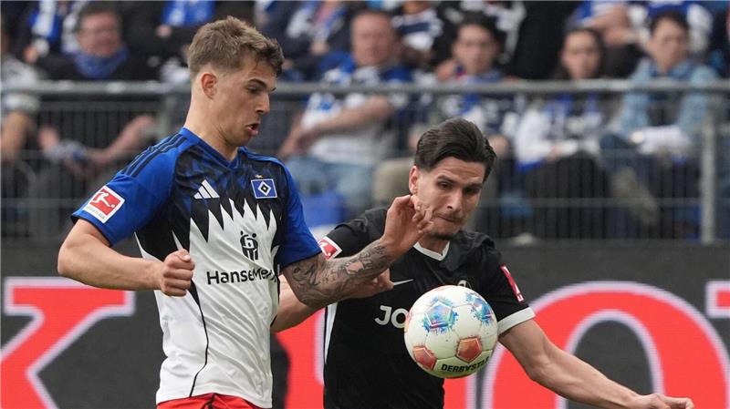 Tor als Abschiedsgeschenk? - Vuskovic: „Zweite Heimat“ Torschützen unter sich: HSV-Verteidiger Luka Vuskovic (l) und Freiburgs Igor Matanovic.