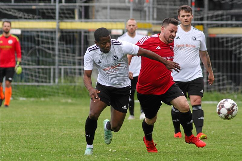 Torschützen unter sich: Hahndorfs Brayan Estiven Cardenas Erola (l.) bedrängt den Seesener Domenic Martinez. Foto: Gietemann