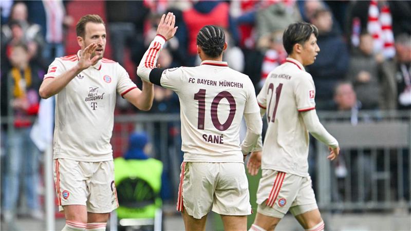 Nächster Abwehr-Schock für Bayern - Sané vor neuem Vertrag? Torschützen unter sich: Harry Kane (l) und Leroy Sané (m). Hiroki Ito (r) war da noch auf dem Platz.