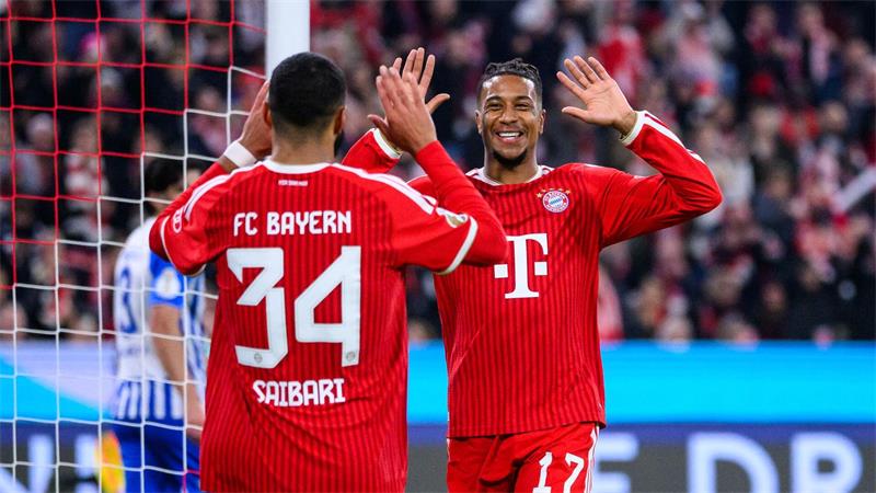 Nach Ballon d’Or: Kane schaut bei Bayerns Pokal-Torfest zu Torschützen unter sich: Michael Olise bedankt sich bei Ismael Saibari (l) nach dem 1:0.
