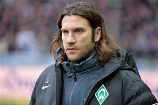 Torsten Frings, Co-Trainer von Werder auf dem Weg zur Bank.