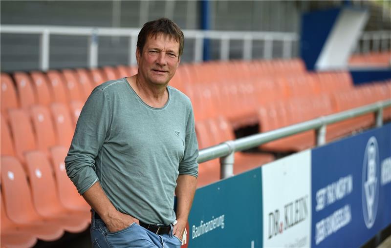 Torsten Gütschow steht im Stadion.