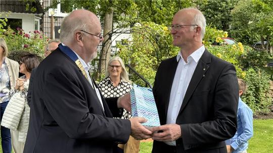 Torsten Janßen (l.) übernimmt die Rotary-Präsidentschaft von Jens Pfeiffer.