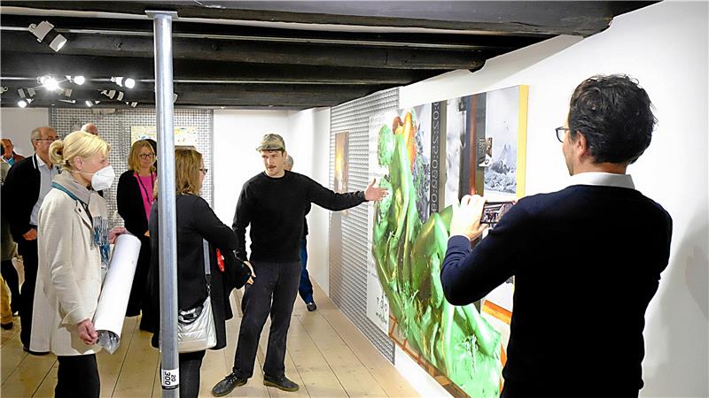 Kaiserring-Stipendiat mischt analoge Welt digital neu Torsten Reiter (re.) aus Leipzig hält die Szene fest: Er ist der Galerist von Christian Holze (Mitte), der in seiner Ausstellung „Time sleep“ in Goslars Mönchehaus-Museum für moderne Kunst Besuchern der Vernissage seine Arbeitsweise erläutert.