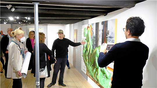 Torsten Reiter (re.) aus Leipzig hält die Szene fest: Er ist der Galerist von Christian Holze (Mitte), der in seiner Ausstellung „Time sleep“ in Goslars Mönchehaus-Museum für moderne Kunst Besuchern der Vernissage seine Arbeitsweise erläutert.