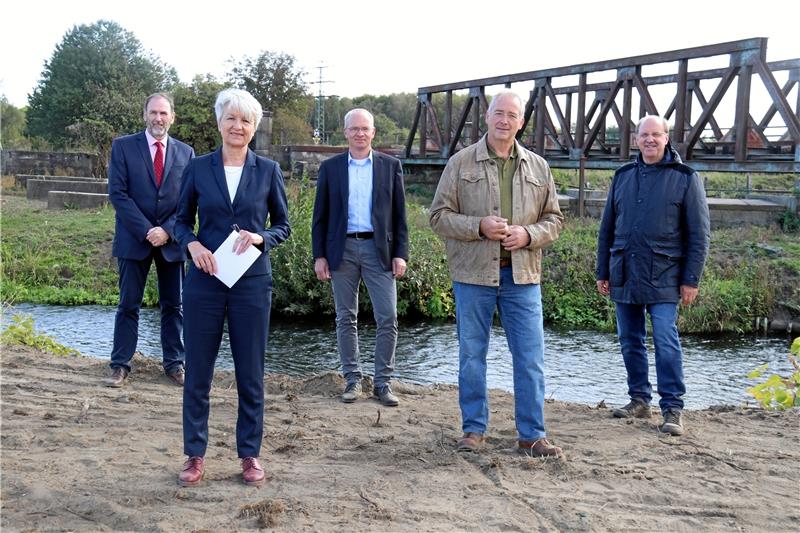 Torsten Ruhe, Christiana Steinbrügge, Marc Lohmann, Frank Oesterhelweg und Andreas Memmert (v.li) geben das Startsignal für den Bau der Okerbrücke.  Foto: Düber