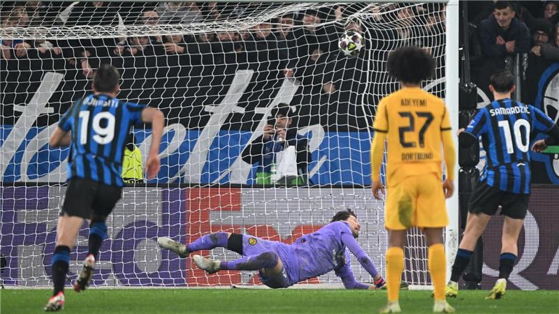 Keine Zeit zum Wunden lecken: BVB empfängt die Bayern Torwart Gregor Kobel leitete den entscheidenden Elfmeter mit einem Patzer ein.