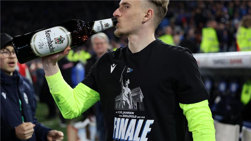 Historisches Finale: „Mit ganz Bielefeld“ nach Berlin Torwart Jonas Kersken feiert mit Bier und Finalshirt.
