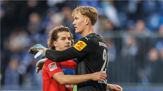 Torwart Jonas Krumrey (r) wird von Holstein Kiel zum VfL Osnabrück verliehen. (Archivbild) 