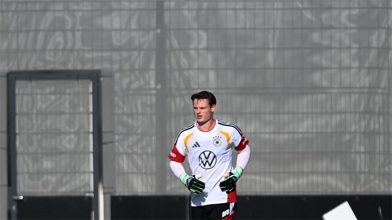 Torwart Jonas Urbig steht vor dem Debüt im DFB-Trikot. 