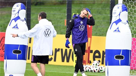 Torwart Manuel Neuer beim DFB-Training in Herzogenaurach.